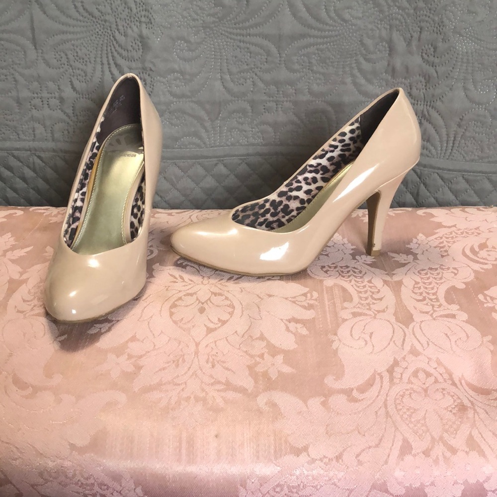 Nude pumps